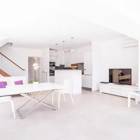 Hébergement de vacances LUMINEUX 100 m avec TERRASSE et VUE sur la Mer